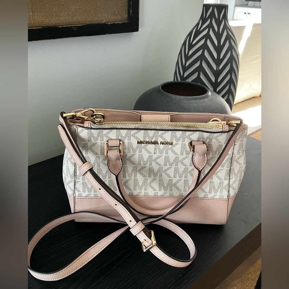 MICHAEL Kors Handbag with detachable shoulder strap - great condition!